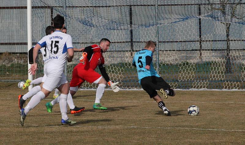 Fotbalisté Tlumačova (bílé dresy) v dohrávce 11. kola krajské I. B třídy skupiny C podlehli Polešovicím 0:2.