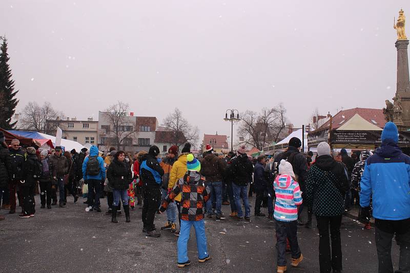 Ve Valašských Kloboukách  řádili čerti. Konal se zde 27. ročník Valašského jarmeku.