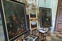 Na zámku ve Vizovicích si mohou návštěvníci prohlédnout nově zrestaurovaná díla; červen 2023
