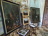 Na zámku ve Vizovicích si mohou návštěvníci prohlédnout nově zrestaurovaná díla; červen 2023