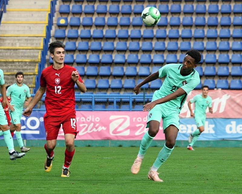 Česká fotbalová devatenáctka (červené dresy) remizovala v přípravném zápase s Portugalskem 0:0.