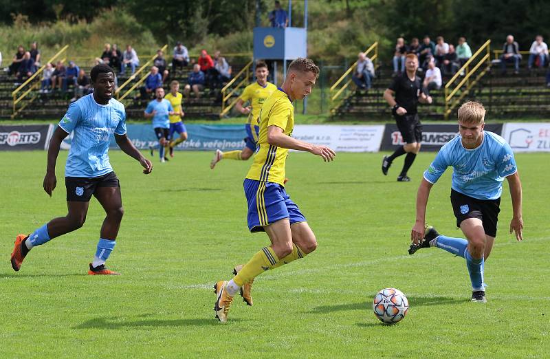 Fotbalisté Zlína B (žluté dresy) v 5. kole MSFL přehráli Znojmo 4:0. Foto: Jan Zahnaš