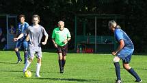 Fotbalisté Kudlova (šedé dresy) v nedělním derby podlehli Provodovu 1:2.