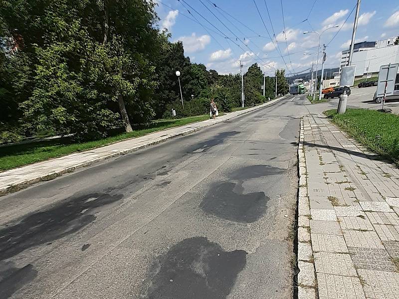 Zlín - Mostní ulice. Vyježděné „koleje“ a nerovnosti, praskliny a boule na povrchu. V obydlené části čtvrti Letná proběhla rekonstrukce.