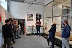 Martin Surman vysvětluje design lázeňského hrníčku