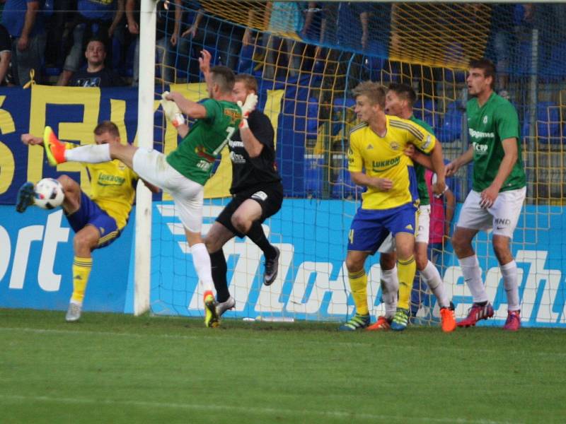 Lídr I. fotbalové ligy Fastav Zlín (ve žlutém) v 9. kole hostil na Letné Jablonec.