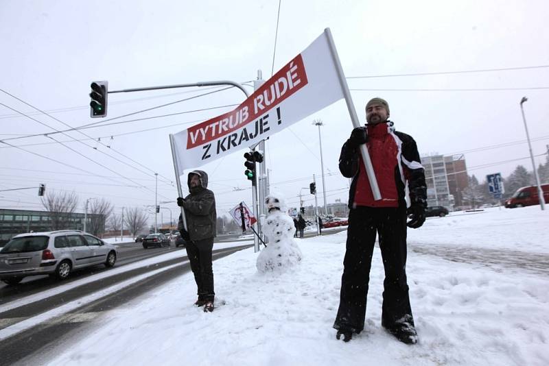 Demonstrace proti KSČM v radě Zlínského kraje.