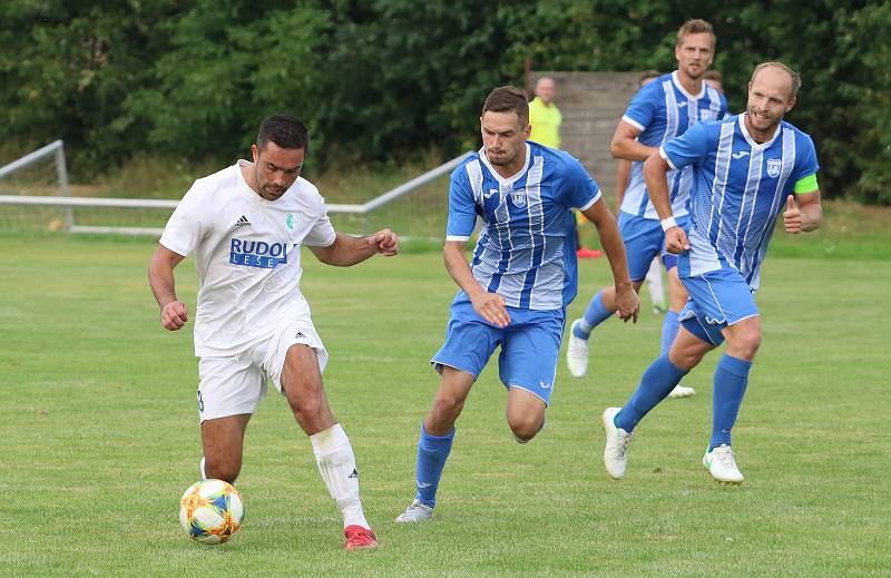 Fotbalisté Hluku (modrobílé dresy) otočili zápas ve Fryštáku, kde po přestřelce zvítězili 5:4.