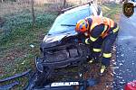 Nehoda dvou osobních aut u Haluzic na Zlínsku si vyžádala zraněné řidiče a obousměrnou uzavírku silnice; středa 8. listopadu 2023