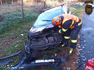 Nehoda dvou osobních aut u Haluzic na Zlínsku si vyžádala zraněné řidiče a obousměrnou uzavírku silnice; středa 8. listopadu 2023