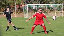 Fotbalisté Mladcové (červené dresy) v šlágru víkendu I.B. třídy skupiny B porazili Lužkovice 4:0.