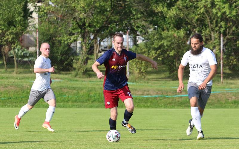 Fotbalisté Štípy (v tmavých dresech) porazili Hvozdnou jednoznačně 5:0.