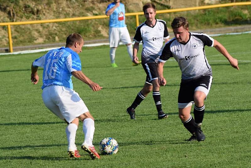 Fotbalisté Ořechova (v modrých dresech) v prvním mistrovském zápase porazili nováčka z Topolné 3:1.