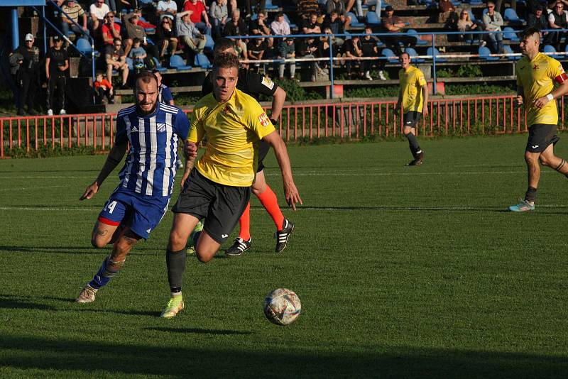 Fotbalisté Kroměříže (žluté dresy) zvítězili na hřišti Kvítkovic 4:1 a ve třetí lize si upevnili vedoucí pozici.