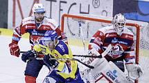 Hokejové utkání Tipsport extraligy v ledním hokeji mezi HC Dynamo Pardubice (červenobílém) a HC Aukro Berani Zlín ( ve žlutomodrém) v pardudubické Tipsport areně.