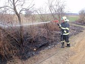Muž ve Zborovicích vypaloval trávu, k požáru musely tři jednotky hasičů