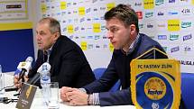 Tisková konference FC FASTAV Zlín. Roman Pivarník (vlevo) Zdeněk Grygera (vpravo)