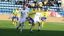 Fotbalisté Zlína (žluté dresy) ve 22. kole první ligy porazili Slovácko 1:0. Regionální derby rozhodl v 82. minutě obránce Martin Cedidla.