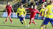 Fotbalisté Zlína B (žluté dresy) v 15. kole MSFL remizovali na Vršavě s Uničovem 1:1. Foto: Jan Zahnaš