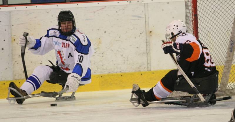 Ve Superfinále sledge hokejové ligy vyzval vítěz základní části Lapp Zlín (v černém) druhé Sharks Karlovy Vary.