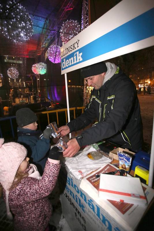 Česko zpívá koledy 2016 na náměstí Míru ve Zlíně.