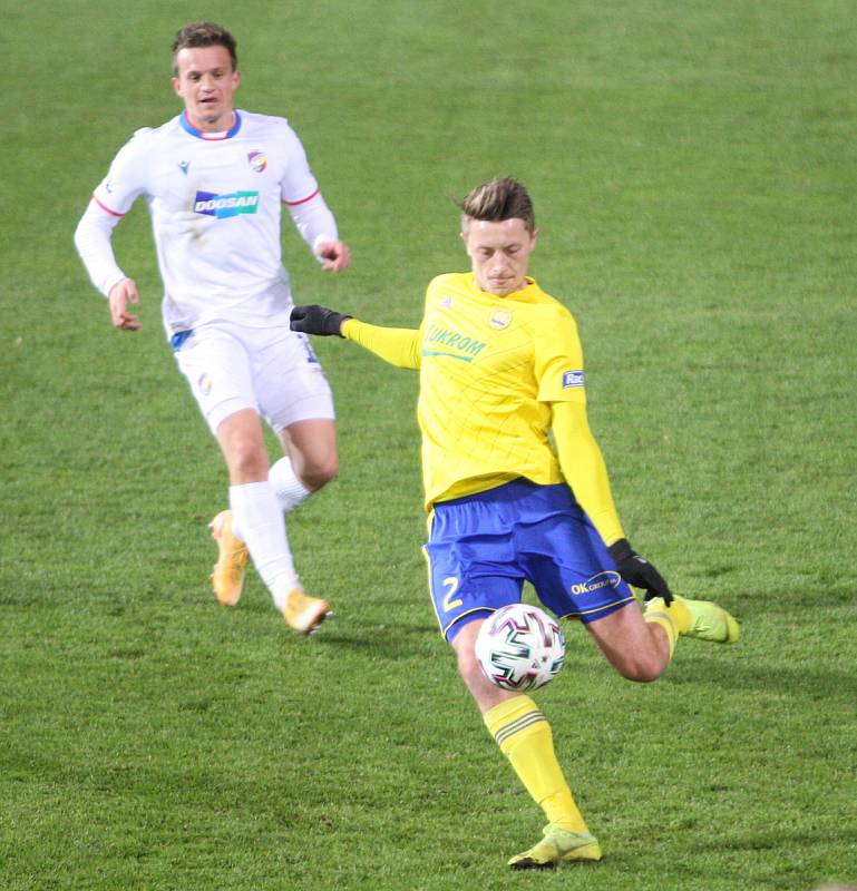 Prvoligoví fotbalisté Fastavu Zlín (ve žlutém) proti Viktroii Plzeň