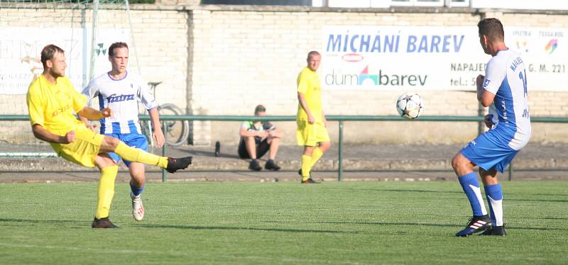 Fotbalisté Napajedel (v bílém) v sobotním 3. hraném kole krajského přeboru doma porazili Nedašov 2:0.