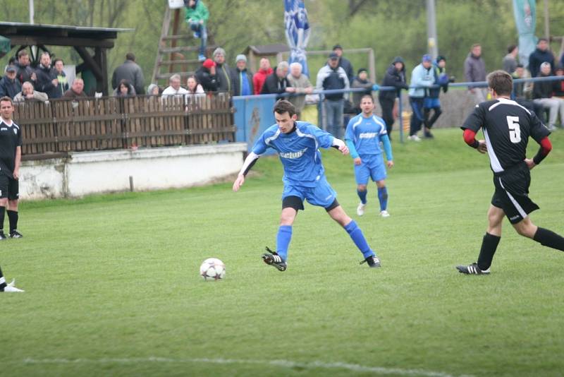 Zápas fotbalové I. B třídy mezi Lužkovicemi (v černém) a Veselou ovládli domácí 2:0.