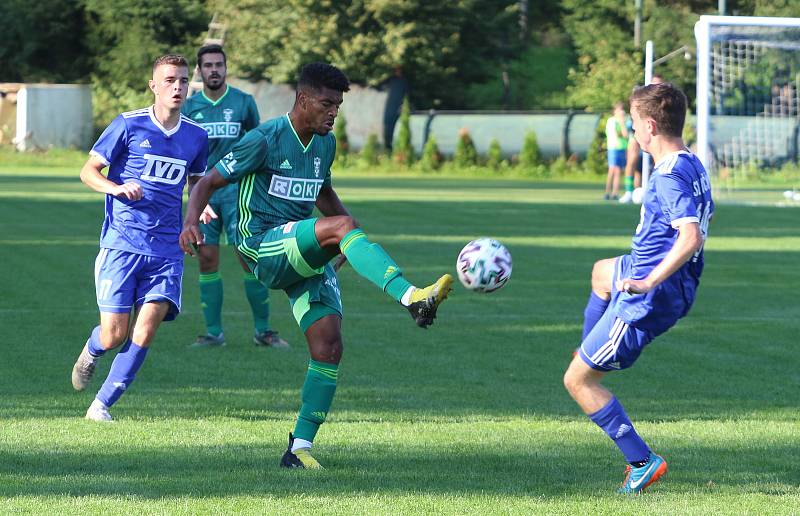 Fotbalisté Slavičína (v modrém) ve 2. kole MOL Cupu ve středu odpoledne před svými fanoušky podlehli prvoligové Karviné 1:5. Foto: Deník/Jan Zahnaš