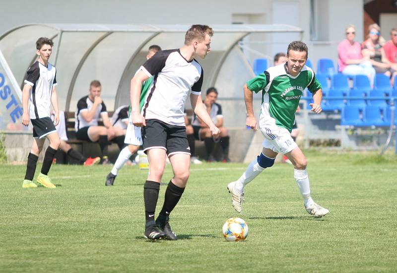 Fotbalisté Vizovic (v bílém) zaskočili v nedělním 24. kole domácí rezervu Fryštáku, kterou porazili 3:1.