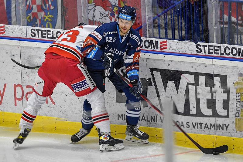 1. zápas předkola play-off Tipsport Extraligy - Generali Česká, HC Vítkovice Ridera - HC Olomouc, 11. března 2022 v Ostravě. (zleva) Jiří Ondrušek z Olomouce a Jakub Illéš z Vítkovic.