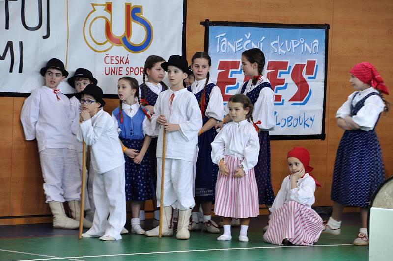 Klobučánek čeká na vystoupení. Mezi dětmi i Veronika Kostková a Jůlie Lišková.