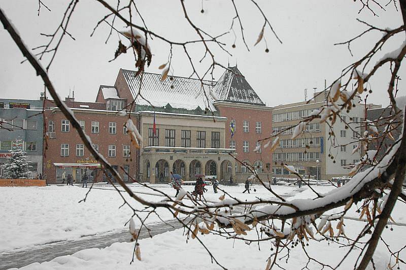 Sněžení 18. ledna přineslo ve Zlíně nutnost zametání, ale i příležitost k dětským hrám.
