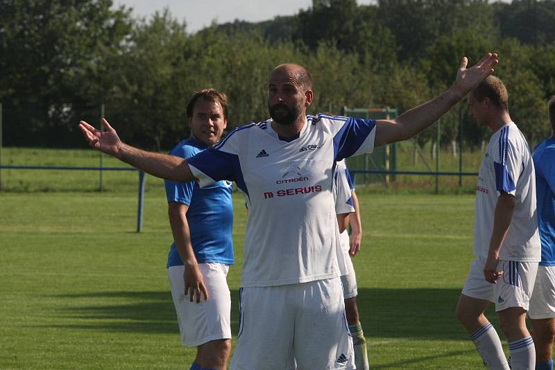 Fotbalisté Tlumačova (modré dresy) v rámci oslav výročí devadesáti let kopané v obci porazili Zdounky 2:0.