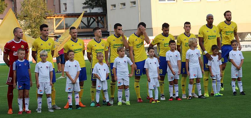 Fotbalisté Zlína (ve žlutých dresech) hostili před vyprodaným hledištěm Baník Ostrava.