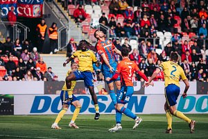Fotbalisté Zlína (žluté dresy) v semifinále MOL Cupu podlehli Viktorii Plzeň 0:3.