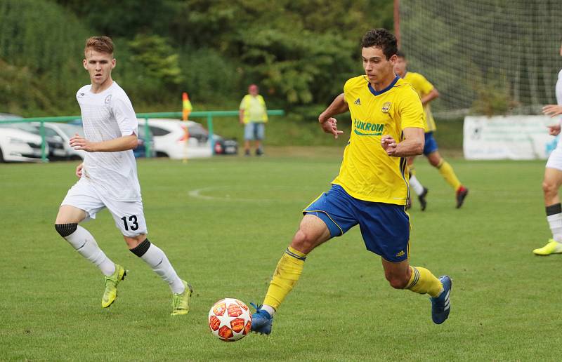 Fotbalisté Zlína B (žluté dresy) remizovali ve 4. kole MSFL s Vyškovem 1:1. Utkání se hrálo v Luhačovicích. Foto: pro Deník/Jan Zahnaš