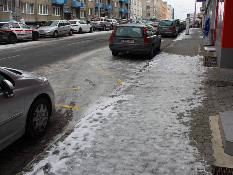 Projít se v posledních dnech centrem Zlína, to mnohdy připomíná jízdu na bruslích. Zarámí