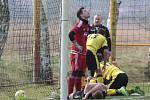 Fotbalisté Tečovic (ve žlutých dresech) v 15. kole krajské I. B třídy skupiny B zdolali béčko Holešova 2:0.