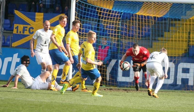 Prvoligoví fotbalisté Fastavu Zlín (ve žlutém) v rámci 22. kola v sobotu doma hostili předposlední Sigmu Olomouc.