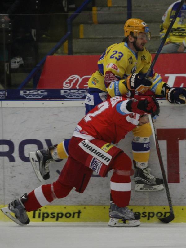 Extraligoví hokejisté Zlína (ve žlutém) v rámci nedělního 11. kola hostili rivala z Olomouce