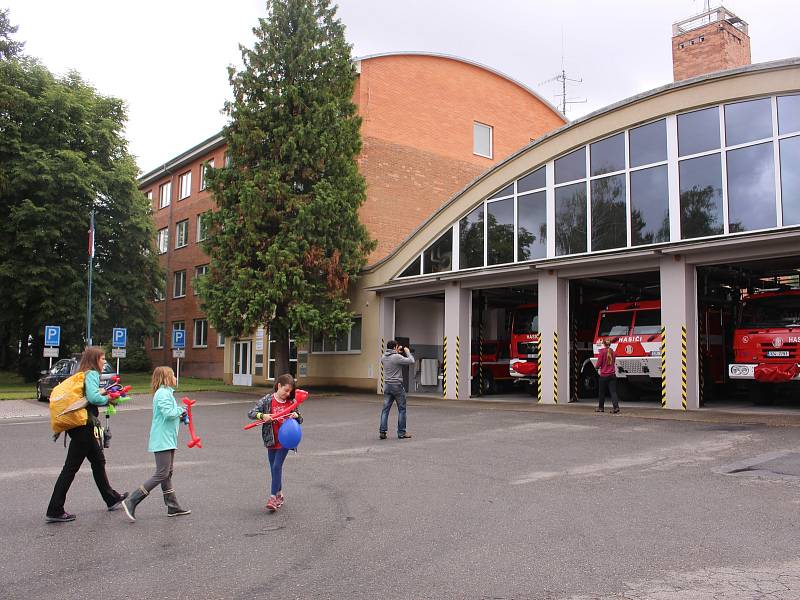 Tisícovky návštěvníků si v sobotu ve Zlíně užily Dne otevřených dveří Dopravní společnosti Zlín-Otrokovice (DSZO). Letos již po třinácté. Novinkou bylo deštivé počasí, to ale nikomu nevadilo.