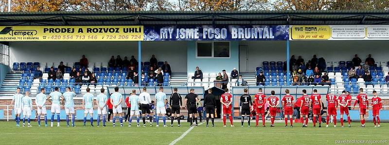 Fotbalisté Valašského Meziříčí (červené dresy) zvítězili na půdě Bruntálu.