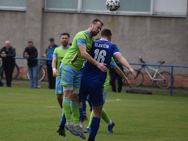 Po dvou úspěšných duelech tentokráte divizní fotbalisté Slavičína (v modrém) doma nestačili na Hranice. Lídru skupiny E podlehli po boji 1:4.