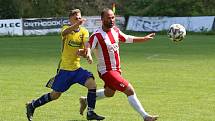 Fotbalisté Luhačovic (ve žlutém) ve druhém zápase krajského přeboru doma porazili Brumov 2:0.