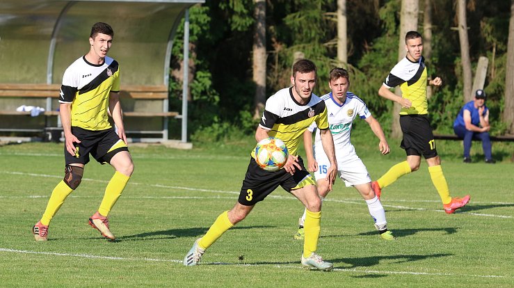 Fotbalisté Nevšové (ve žlutém) se na podzim trápili, s příchodem staronového kouče Vladislav Durdi došlo ke zlepšení.