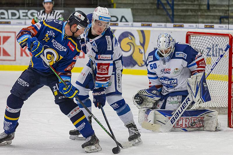 Extraligoví hokejisté Zlína (v modrém) v dohrávce 7. kola extraligy v úterý vyzvali  Kometu Brno. Na snímku Ondráček, Vejmelka.