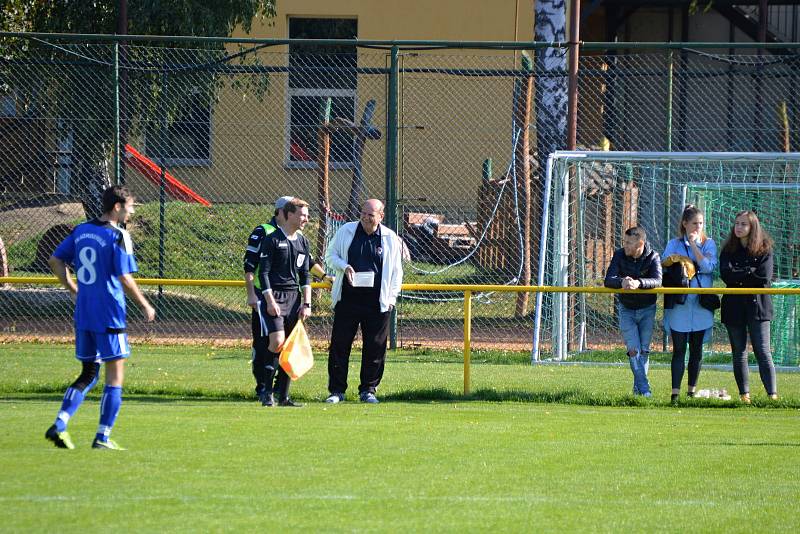 Fotbalisté Tečovic (ve žluto-černých dresech) doma našli recept na Admiru Hulín.