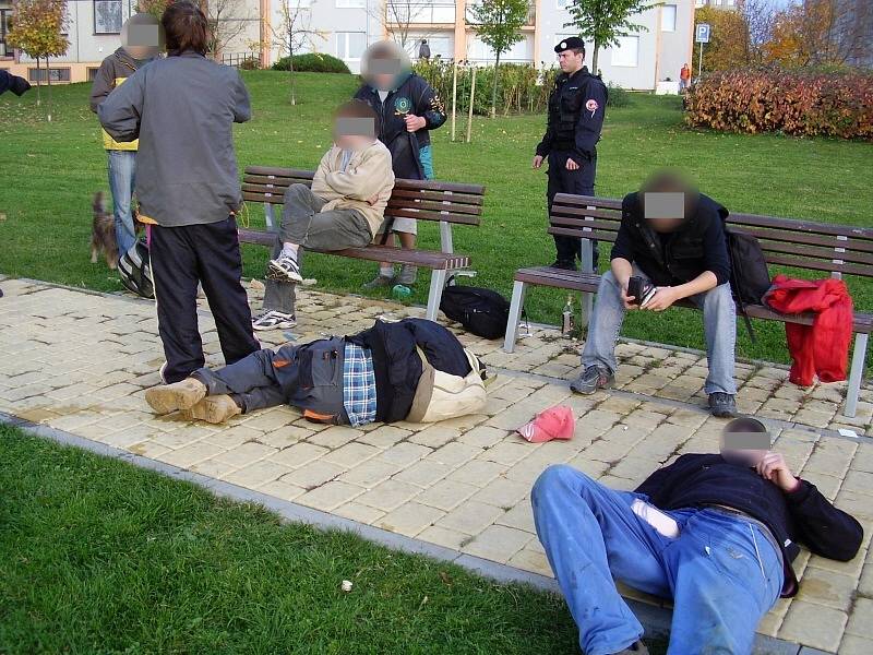 Skupinka mladých opilých lidí pokřikovala na kolemjdoucí. Část z nich ležela na chodníku, čímž blokovali cestu.