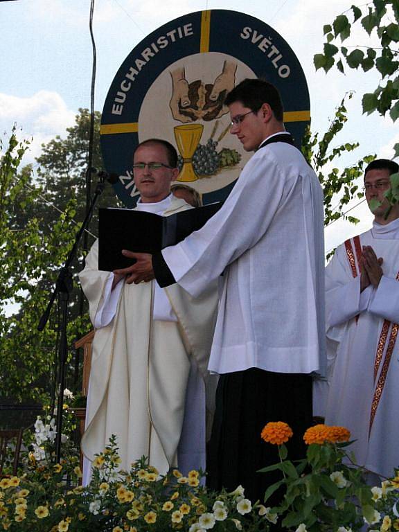 První bohoslužba novokněze Pavla Šupola na náměstí v rodných Valšských kloboukách